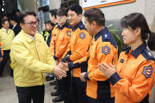 김민석 국무총리, 연말연시 경찰·소방 비상근무 현장 방문