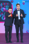 [D포토] MC딩동-가수 김태우, 깜찍하게 하트 포즈 (2019 KBS 연예대상 레드카펫)