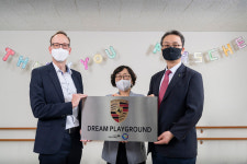 포르쉐, 새솔학교에 ‘드림 플레이그라운드’ 명판 전달식 진행