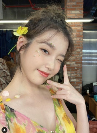 아이유, 어린이날 맞아 1억원 기부...