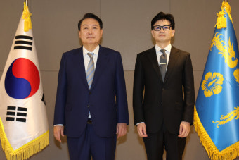 [포토] 한동훈 법무부 장관에게 임명장 수여 후 기념촬영하는 윤석열 대통령