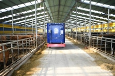 예산군, 무인로봇 활용 섬유질배합사료 급여 시스템 기술보급 시범사업 실시