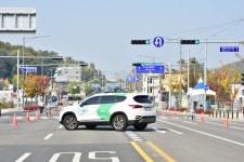도로교통공단, 실시간 신호등 교통신호 정보만으로 자율주행차 교차로 주행 성공