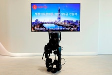 롯데월드타워, 보바스어린이의원에 웨어러블 로봇 전달