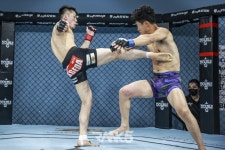 [R5포토] 코리안 머스탱 이해원 미들킥으로 기선제압