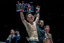 원챔피언십 권원일 TKO승 "마동석이형! 고기사주세요!"...강지원 TKO승, 오호택은 그래플링 밀려서 판정...