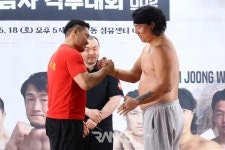 [포토] 부배달에 '주먹 맛사지'를 하는 유양래
