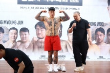[포토] 팔근육이 인상적인 김중우, 계체량 통과