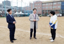 윤건영 충북교육감, 충북대사대부중서 운동장 활동 격려