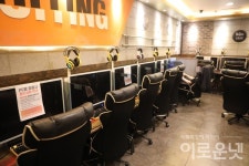 [사회적 거리두기 완화] 카페와 PC방에는 여전히 사람이 없었다