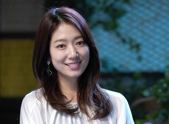 박신혜, 팬 투표 8위 등극! 안정적 연기력과 소외계층 도움 활약으로 주목!
