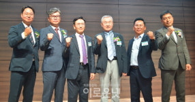 원주시번영회, 14일 발대식 및 이문환 회장 취임식서 회장단 기념 촬영