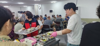포항 희망산소 봉사단·용흥우방아파트 부녀회, 어르신 위한 경로잔치 호평