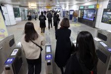 서울 지하철 역사에 흐르는 클래식…시민 출근길 마음이 차분해져요