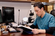 전립선비대증 비뇨기과 치료, 약물도 수술도 아닌 중간 선택지 있어야