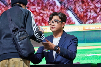 ‘판타스틱4 베이스볼’ 위메이드 지스타 무대… 롯데자이언트 박세웅, 나윤안 선수 사인회 눈길
