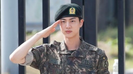 BTS 복귀 시작됐다...맏형 진의 전역 현장