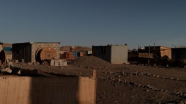 거대 태양광 발전소 옆에 있지만, 어둠 속에 살아가는 마을