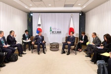 과거는 잠시 뒤로, 지금은 협력?...23일 한일 정상회담, 과거사 청산 언급할까