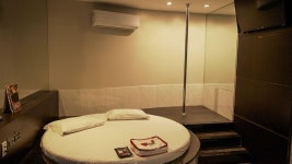 천장 거울도, 에로틱한 사진도 전부 가린다 … COP30 기간 특수 노리는 러브모텔들