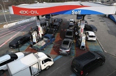 치솟는 기름값 잡힐까…30년 만에 꺼낸 석유 최고가격제