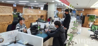 순천시청 민원실, 코로나19 예방 위해 아크릴판 설치
