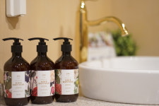 국민 바디케어 브랜드 플루, 호텔 스카이파크와 협업…자연유래 어메니티 선봬