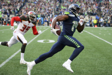 One of the N.F.L.’s Fastest Is Among the Slowest on the Track