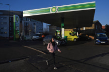 BP Reports Sharply Lower Earnings as Oil Prices Slide
