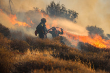 As Fire Videos Compete With Beach Photos, Greeks Who Rely on Tourism Are Worried
