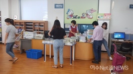 율촌도서관 원하는 만큼 책을 대출중