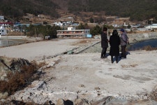 청정해역 돌산 죽포항 바닷가에 시멘트 폐자재 수년간 방치