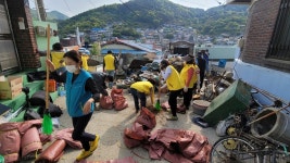 저장강박 노인가정 방문 여수시노인복지관, 주거환경개선 실시