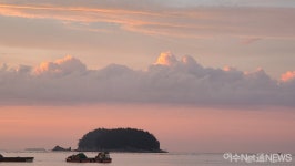 선상에서 맞는 돌산 안굴전의 일출