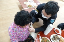 전남경찰청 가거경비대, 독거노인 꽃 달아주기 행사 열어