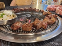 침 꼴깍 넘어가게 하는 맛! 숯불화로에 구운 양갈비