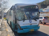 연휴 첫날, 덕충동에서 버스 충돌사고 발생