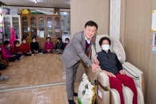 박수관 회장 후원금 1억5천만원, 복지관 안마의자로 재탄생