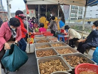 시장님도 장에 한 번 와보세요, 비 오면 다 보따리 싸야 돼요