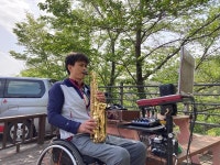 색소폰 연주자가 전달한 음악선물