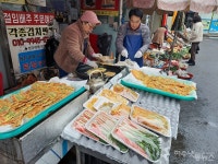 [설특집]③ 여수 도깨비시장, 추억의 전 부치는 황원숙씨 부부