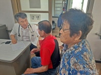 여수 안도 섬마을에 자원봉사자 몽땅 떴다