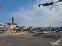 여수 진남관 앞뜰에 피어난 홍매와 백매화