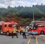 여수 봉계동서 산단 통근버스-화물차 충돌... 1명 사망·12명 부상