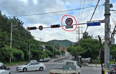 [제보취재] 여수 돌산 강남해안로삼거리 숨은 표지판(?)에 운전자들 뿔났다