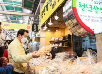백군기 시장, 추석 앞두고 용인중앙시장 방문해 상인들 격려