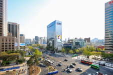 서울의 심장 광화문…고화질 세로 전광판 등장에 눈길
