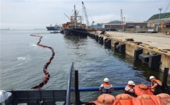 부산해경, 감천항 7부두 외국적 선박 기름유출… 긴급 방제조치