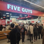 김승연 회장도 엄지척....파이브가이즈 더현대서울 국내 2호점