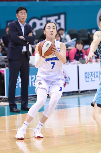 [WKBL] 박혜진·김소니아 3점포 2방으로 끝냈다...우리은행 '단독 선두'